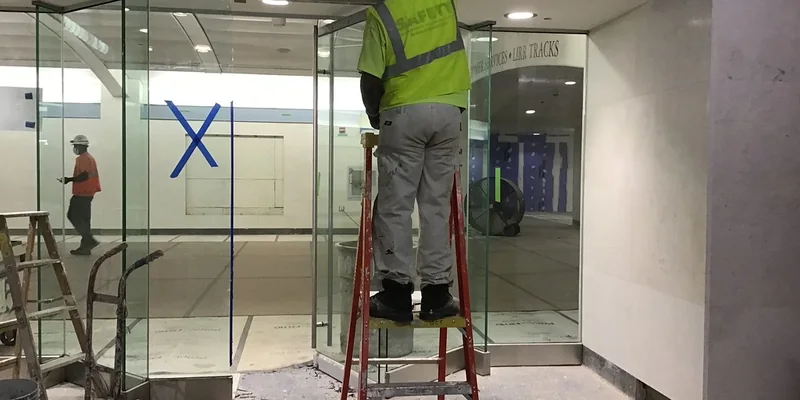 店面裝修中的玻璃隔間