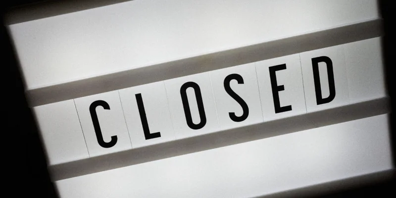 寫著 CLOSED 的燈箱