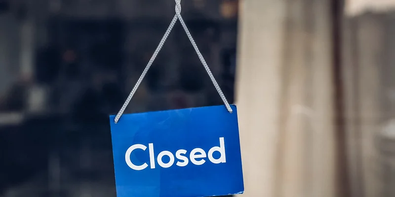 店門上掛著 Closed 牌子