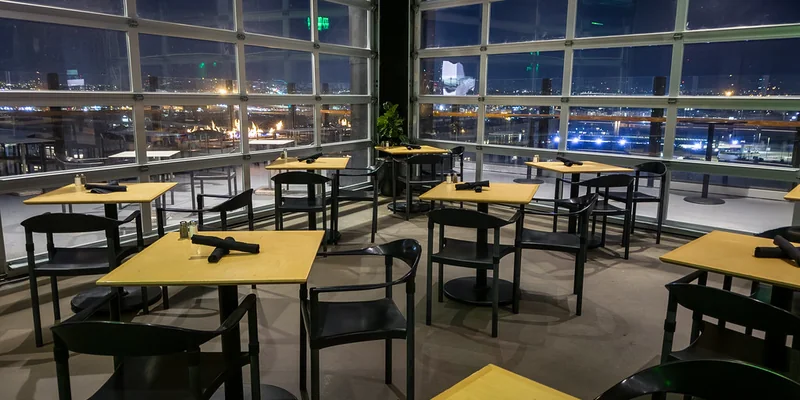 有整面窗景的餐廳內部