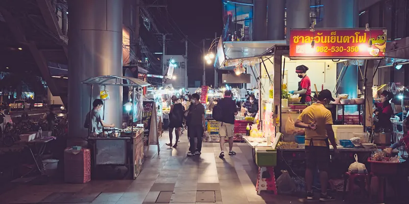 夜市攤位與人潮