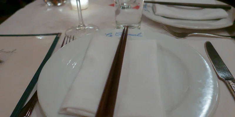 餐桌上的餐具擺設
